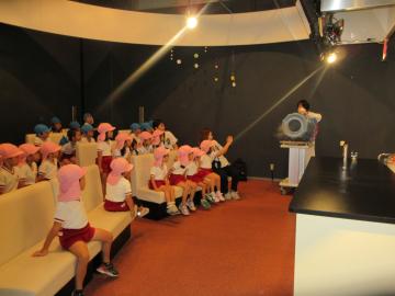 館内で見学する4歳児と5歳児がサイエンスショー見学する様子