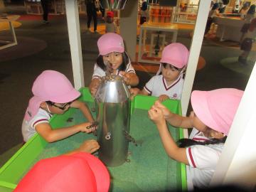 館内で見学する4歳児が磁石遊びをする様子