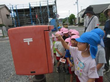 敬老の日にハガキをポストに投函する園児たちの様子