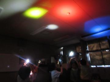 暗くなった室内でももネタリウムで星を表現している様子