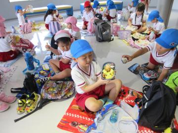 館内でみんなでお弁当を食べている様子