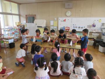 室内で5歳児が空気砲の実験をしている様子