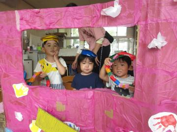 室内で3歳児たちがばすごっこをする様子