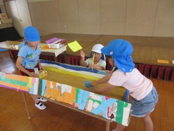 室内でテーブルホッケーをする5歳児の様子