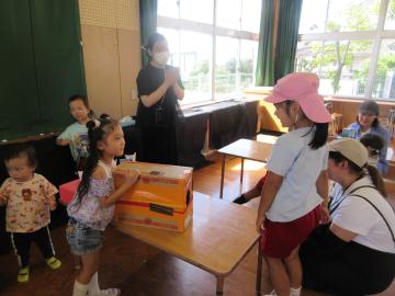 室内で空気砲コーナーを設置している園児の様子