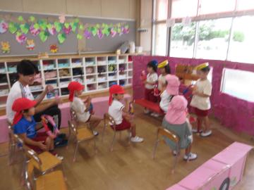 室内で3歳児がお客さんになってバスごっこをする様子