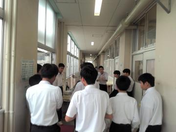 生徒が合唱の練習をしているようす