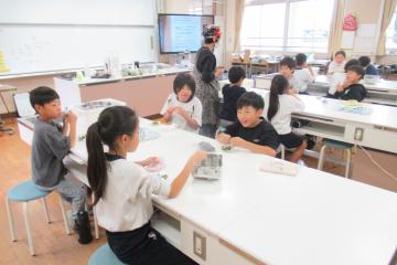 茹で上がった枝豆を試食している様子