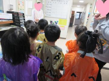 お菓子を公民館にもらいに行っている様子