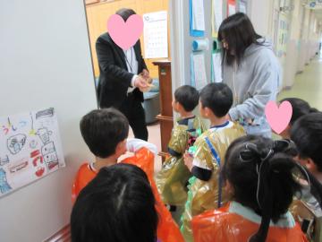 お菓子を小学校にもらいに行っている様子