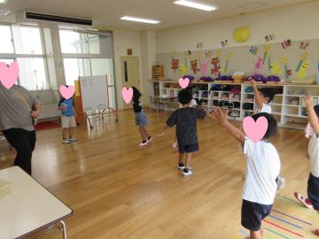 お月見ダンスをしている様子