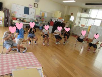 お団子を食べている様子