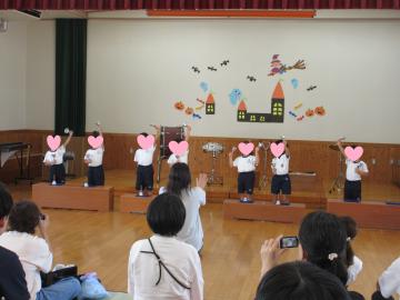 ミュージックベルを演奏している様子