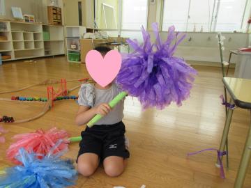 しで棒を作っている様子