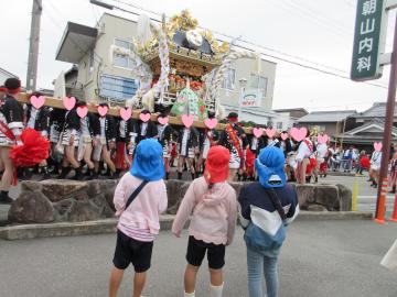 屋台を見ている様子