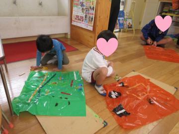 ハロウィンの衣装を作っている様子