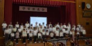 全校生で歌っている様子