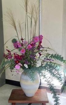 地域の方がいけてくださった生け花の写真