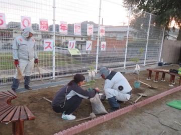 記念樹メグスリノキ植樹のようす