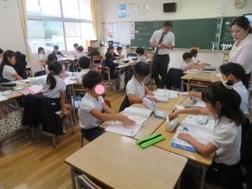 2年生が算数を学習するようす