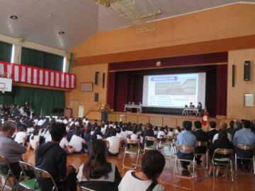 前之庄小学校のあゆみを発表する6年生