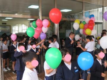 夢風船をわたす6年生