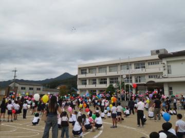 風船飛ばしの合図を待つ子どもたち