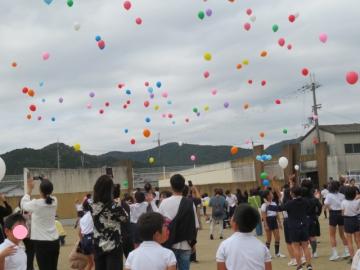 500この風船がとぶようす