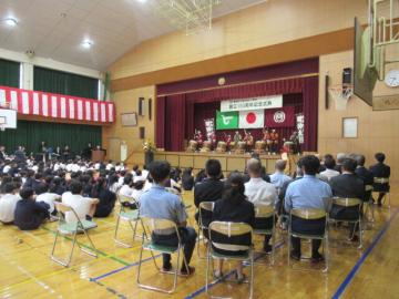 明神太鼓の演奏をみる来賓の皆さま