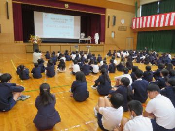 記念講演会の開会