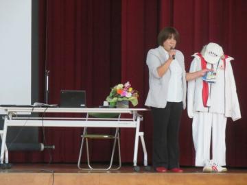 オリンピック選手村のようすを紹介する長岡選手