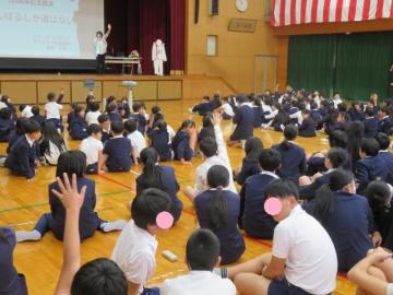 長岡選手に質問をぶつける子どもたち