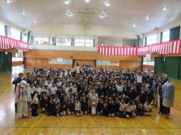 長岡選手と記念撮影をする全校生