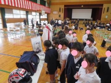 オリンピックグッズを見る子どもたちその1