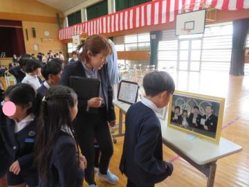 オリンピックグッズを見る子どもたちその2