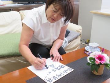 色紙にサインする長岡選手