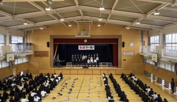 1年生が体育館で練習する様子