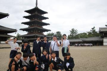 法隆寺の前で写真をとる様子