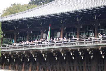 二月堂で写真を撮っている様子