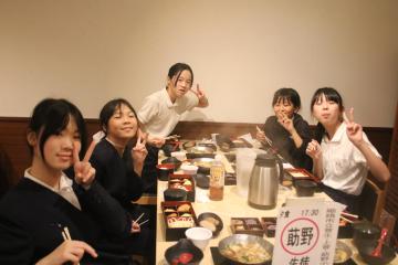 女子がご飯を食べている様子