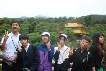 金閣寺で写真をとる様子