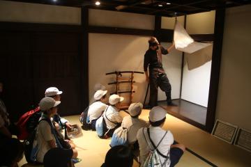 映画村で写真をとる様子
