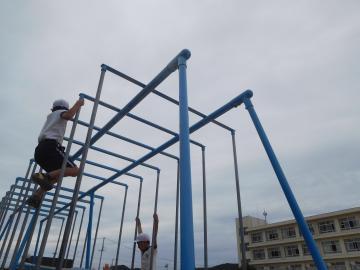 登り棒につかまっている児童の様子
