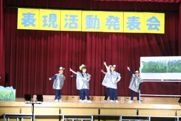 1・2年生が発表している様子