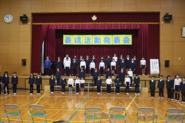 全校合唱している様子