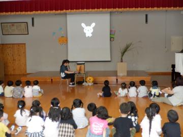 お月見の話を聞く幼児1