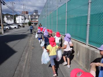 芋ほりに行く幼児