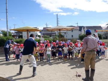 農区の方の話を聞く幼児