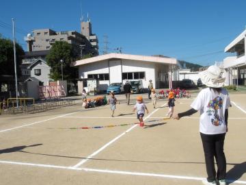 かけっこをする3歳児