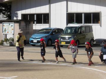 かけっこをする4歳児